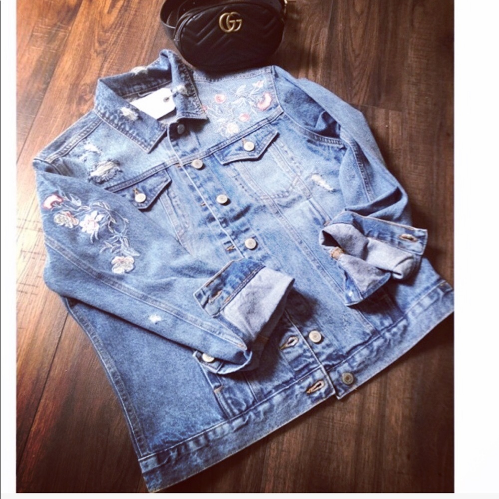 ✨LAST ONE ✨Embroidered distressed jean jacket - Picture 3 of 7